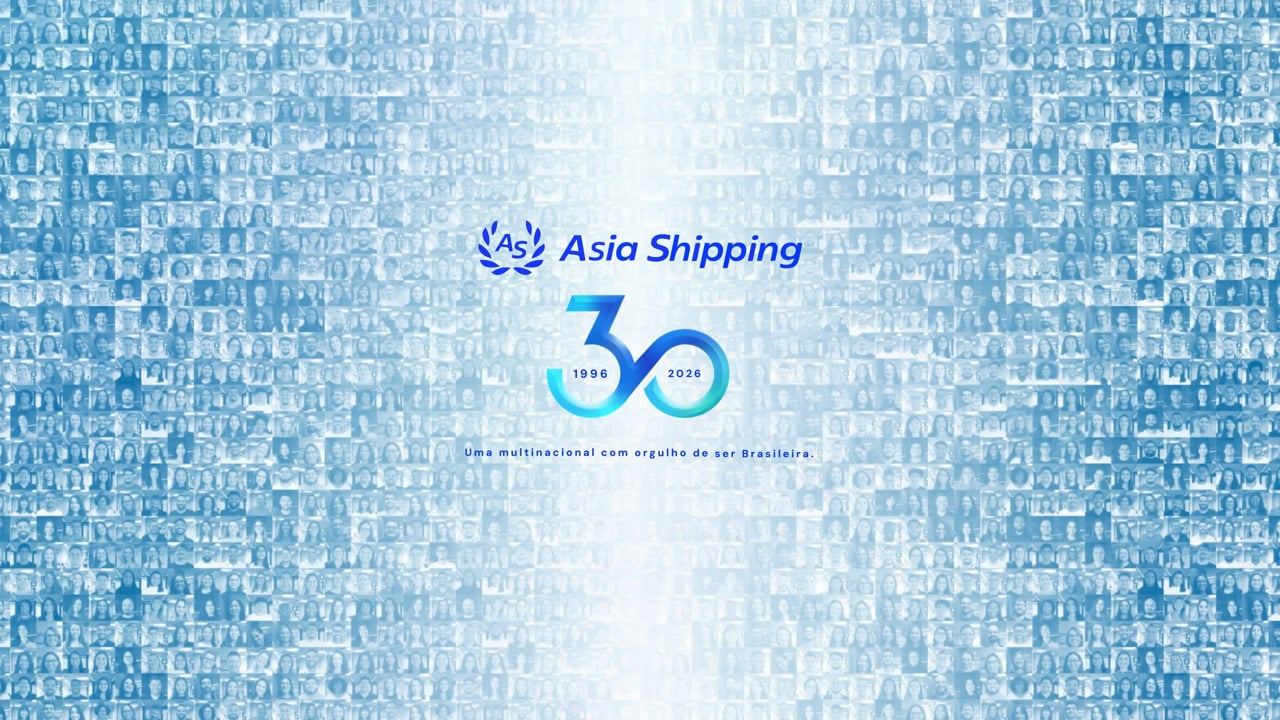Mosaico com os trinta funcionários da Asia Shipping