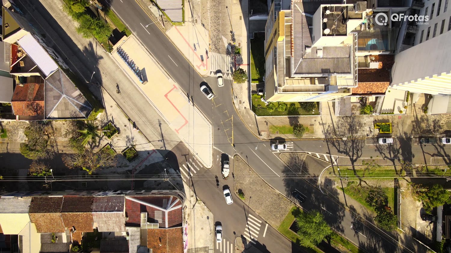 Take de drone a prumo sobre o cruzamento